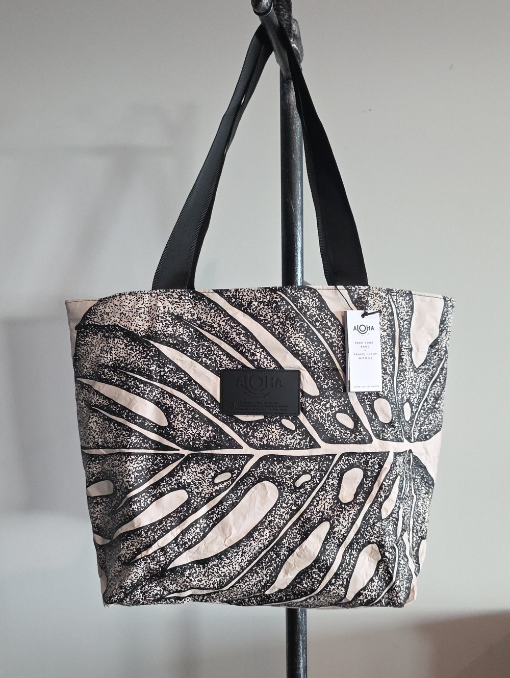 ALOHA Collection Deliciosa Dat Tripper In Black & Sandstone Botanical Leaf Tote
